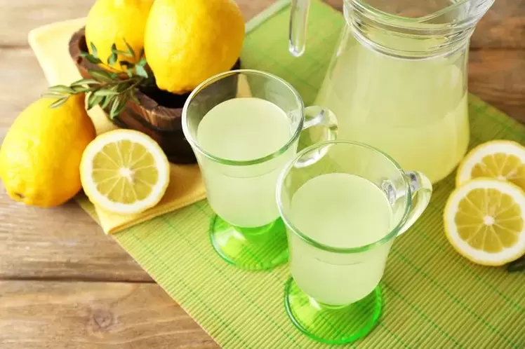 ūdens ar citronu dzeršanai